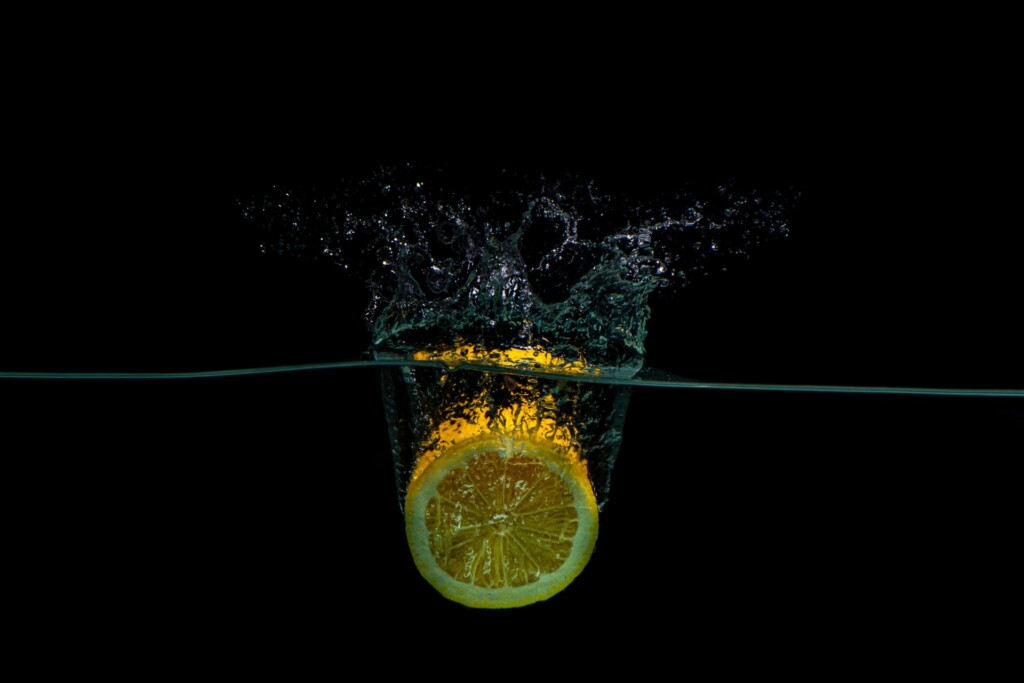 demi-citron pressé dans de l'eau
